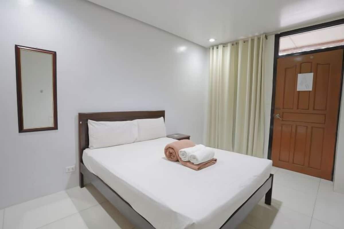 1 habitación, escritorio, wifi gratis y ropa de cama