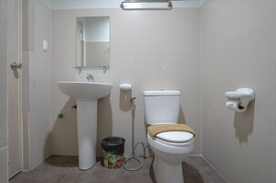 Shower, free toiletries, bidet, towels