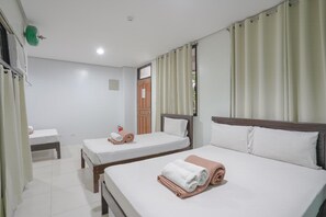 Familierom, flere senger, byutsikt | Skrivebord, wi-fi (inkludert) og sengetøy