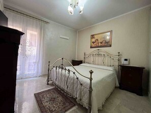 3 slaapkamers, een strijkplank/strijkijzer, gratis wifi, beddengoed