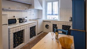A compact kitchen with a microwave, toaster, sink, and washing machine. - Domus Otto - Large apartment close to Vatican Museums (Roma)