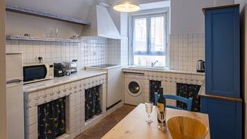 Frigorifero, microonde, piano cottura, macchina per tè/caffè