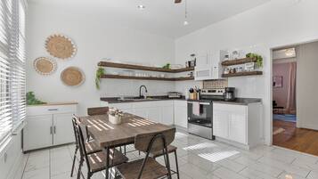 Kylskåp, mikrovågsugn, ugn och spishäll