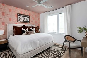 4 sovrum, skrivbord, strykjärn/strykbräda och resesäng