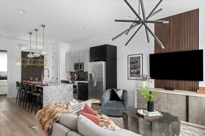 Smart TV, libri, impianto stereo, studio
