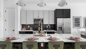 Coffee/tea maker, fridge, microwave, oven - The Hubb House – Relaxing Rooftop + Hot Tub (Nashville)