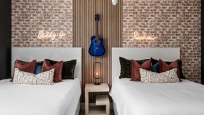 4 bedrooms, desk, iron/ironing board, travel cot - The Hubb House – Relaxing Rooftop + Hot Tub (Nashville)