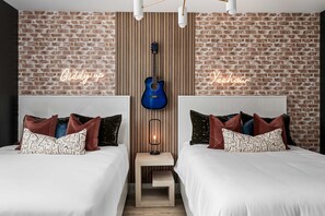 4 habitaciones, escritorio y tabla de planchar con plancha