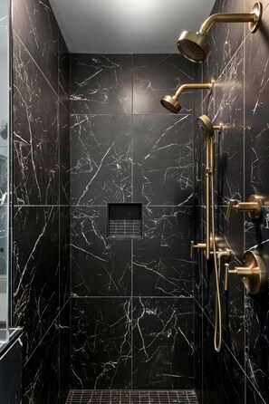 Shower, hair dryer, towels, soap - The Hubb House – Relaxing Rooftop + Hot Tub (Nashville)