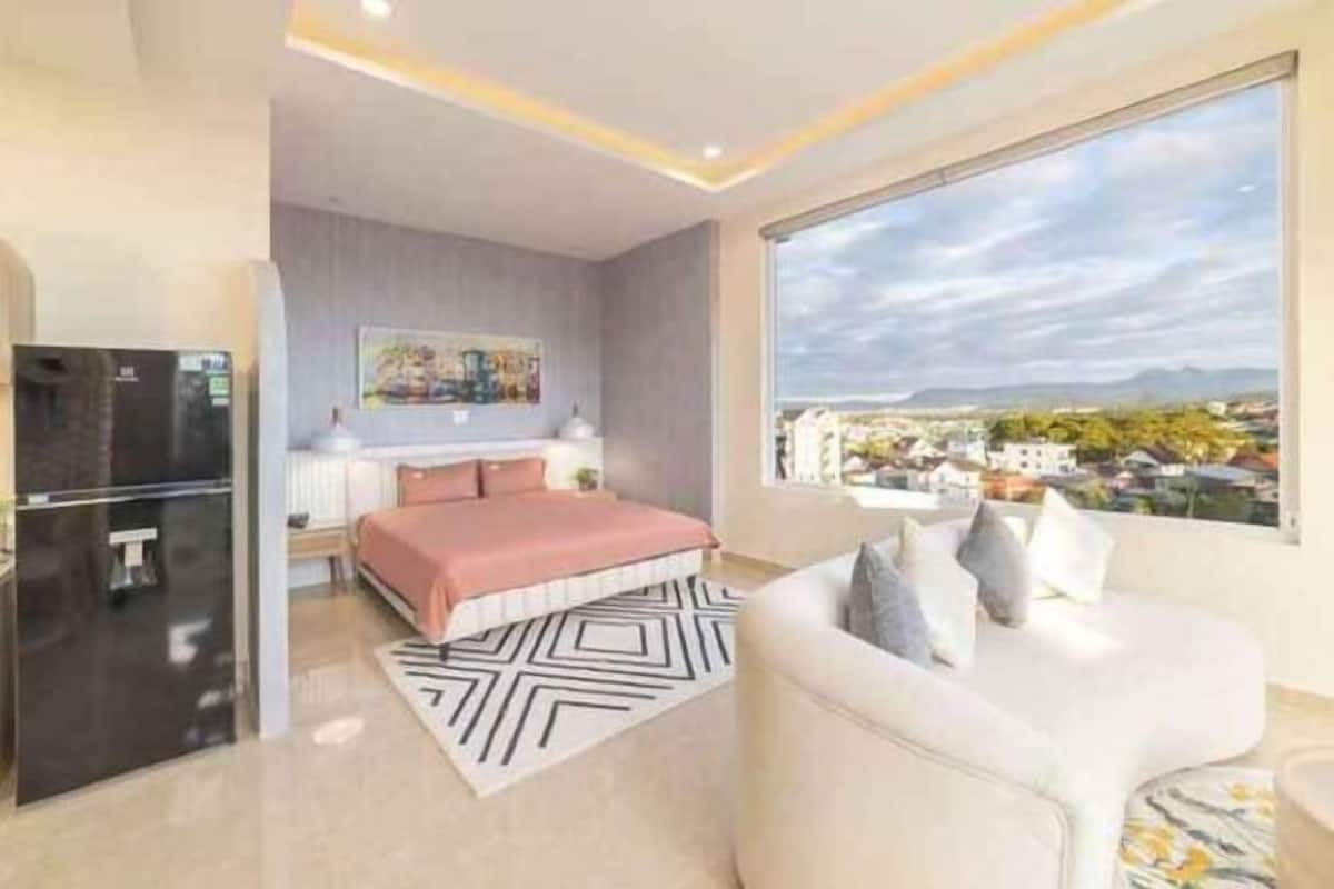 Seprai antialergi, meja kerja, ruang kerja ramah laptop, dan kedap suara