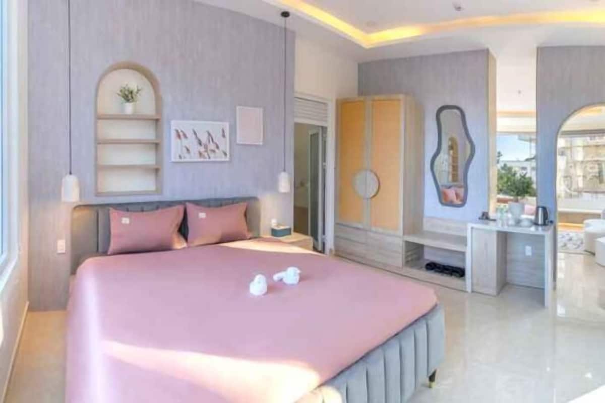 2 bedrooms, hypo-allergenic bedding, desk, laptop workspace