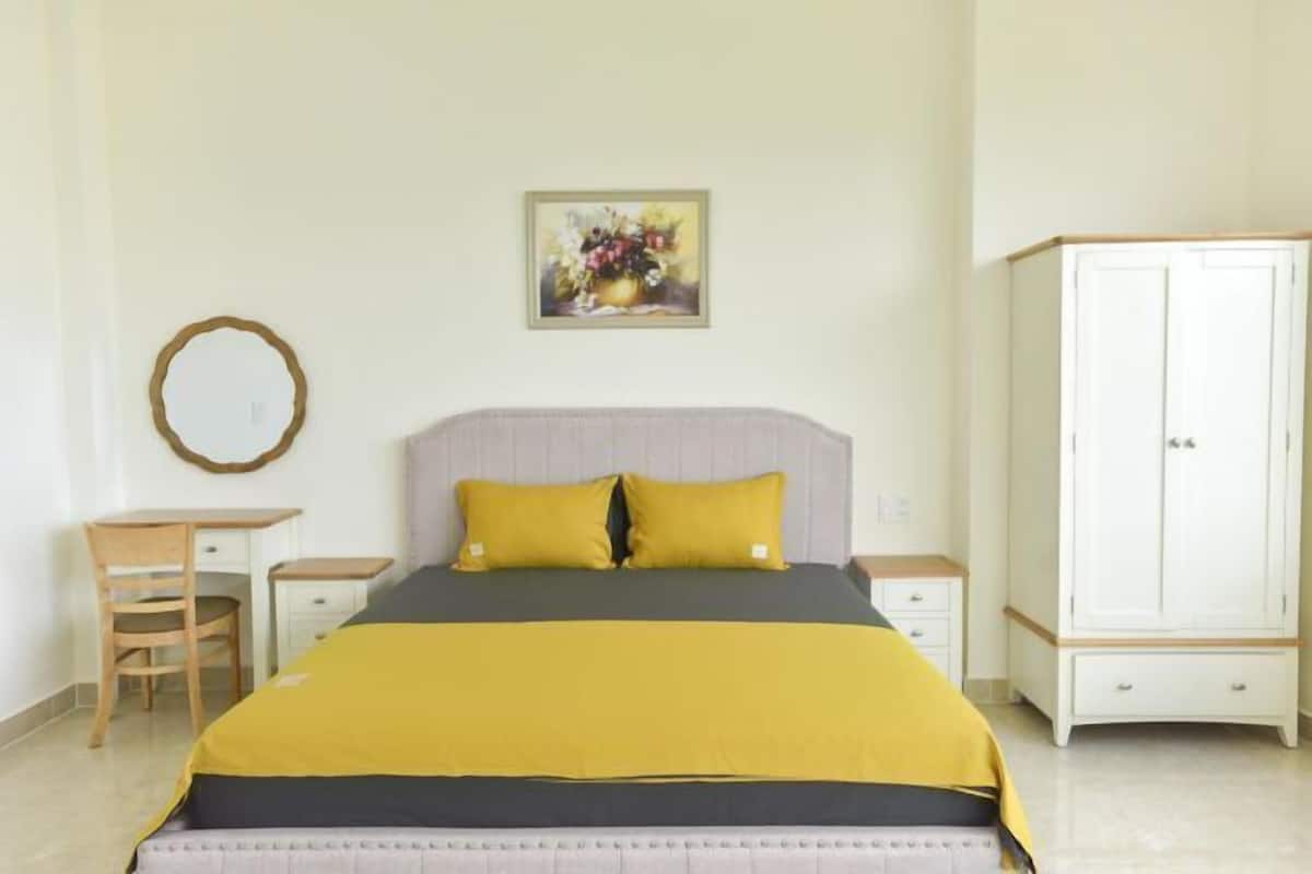 2 bedrooms, hypo-allergenic bedding, desk, laptop workspace