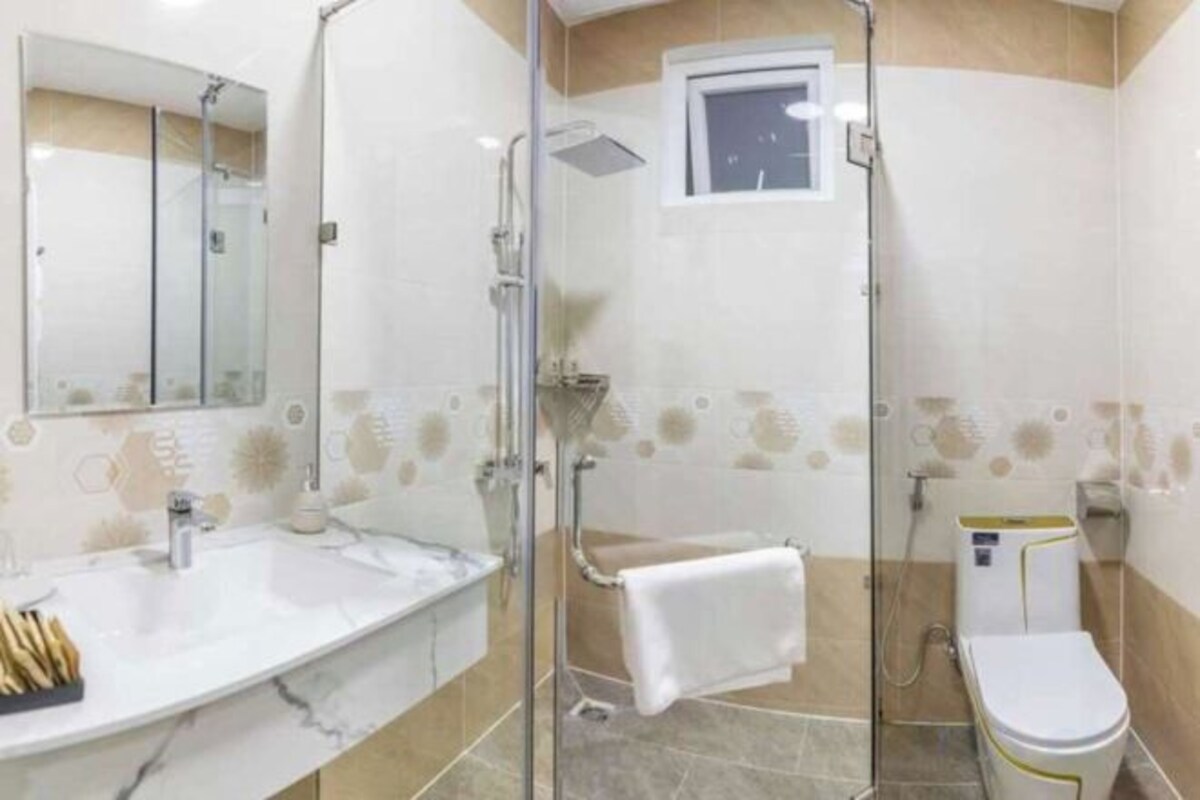 Bathroom | Shower, hydromassage showerhead, free toiletries