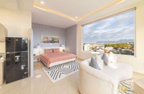 Hypo-allergenic bedding, desk, laptop workspace, soundproofing - The Grandview Villa Dalat (Da Lat)