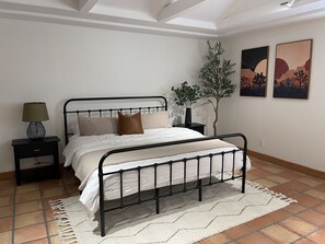 3 chambres, coffre-fort, fer et planche à repasser