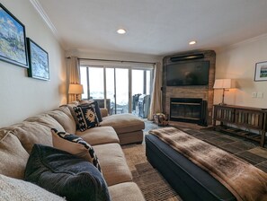 Smart TV, fireplace - Mountain Retreat | 1 mile to Purgatory | Hot tub (Durango)