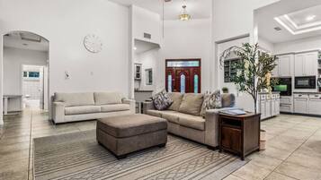 Smart-TV, Bücher, Arbeitsbereiche, Drucker