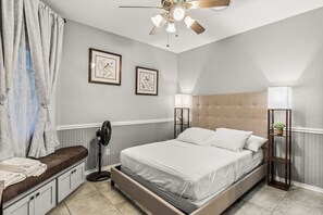 4 chambres, bureau, fer et planche à repasser, lit parapluie