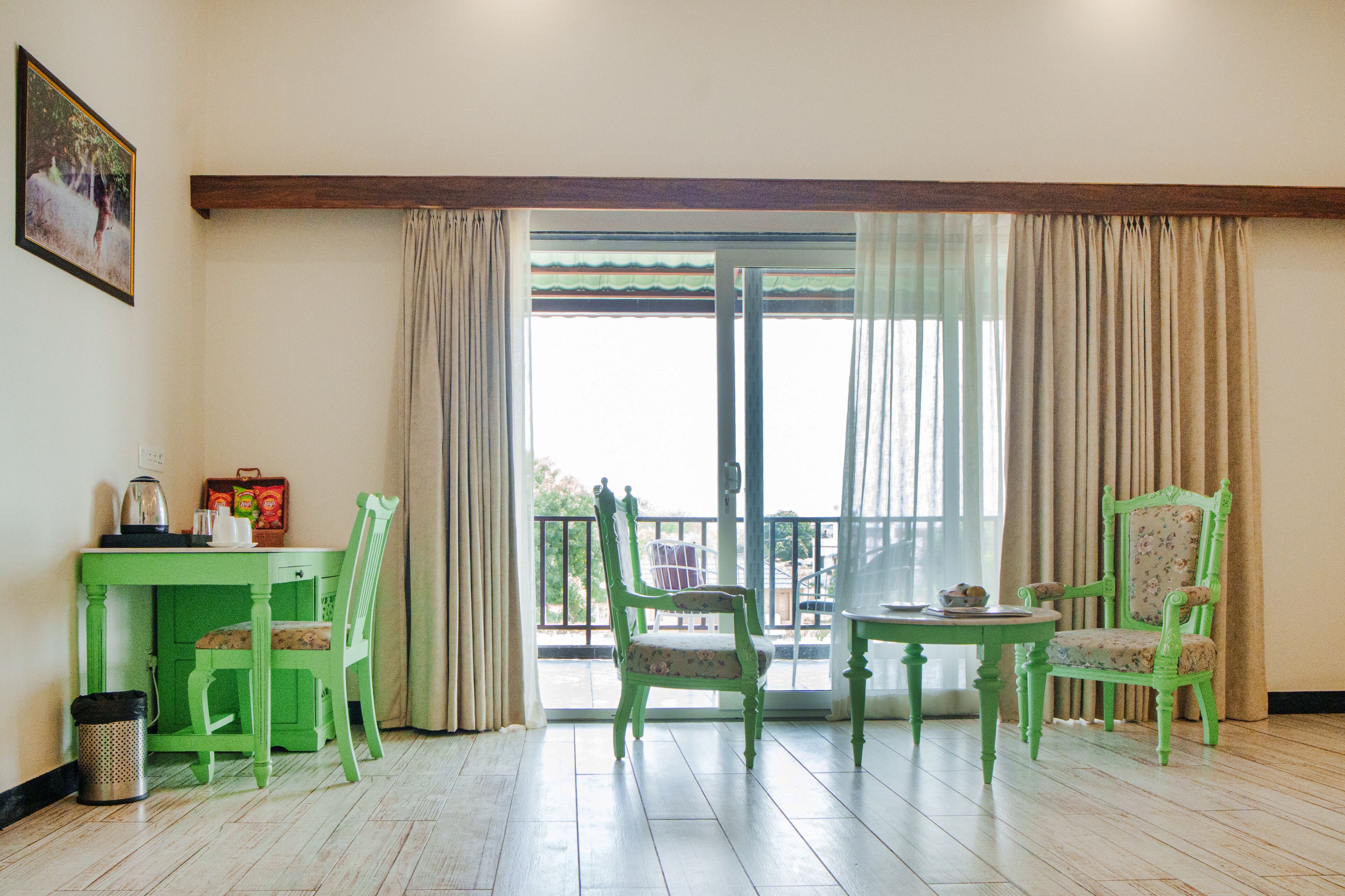 Luxury Double Room | Living area | 42-inch flat-screen TV with satellite channels