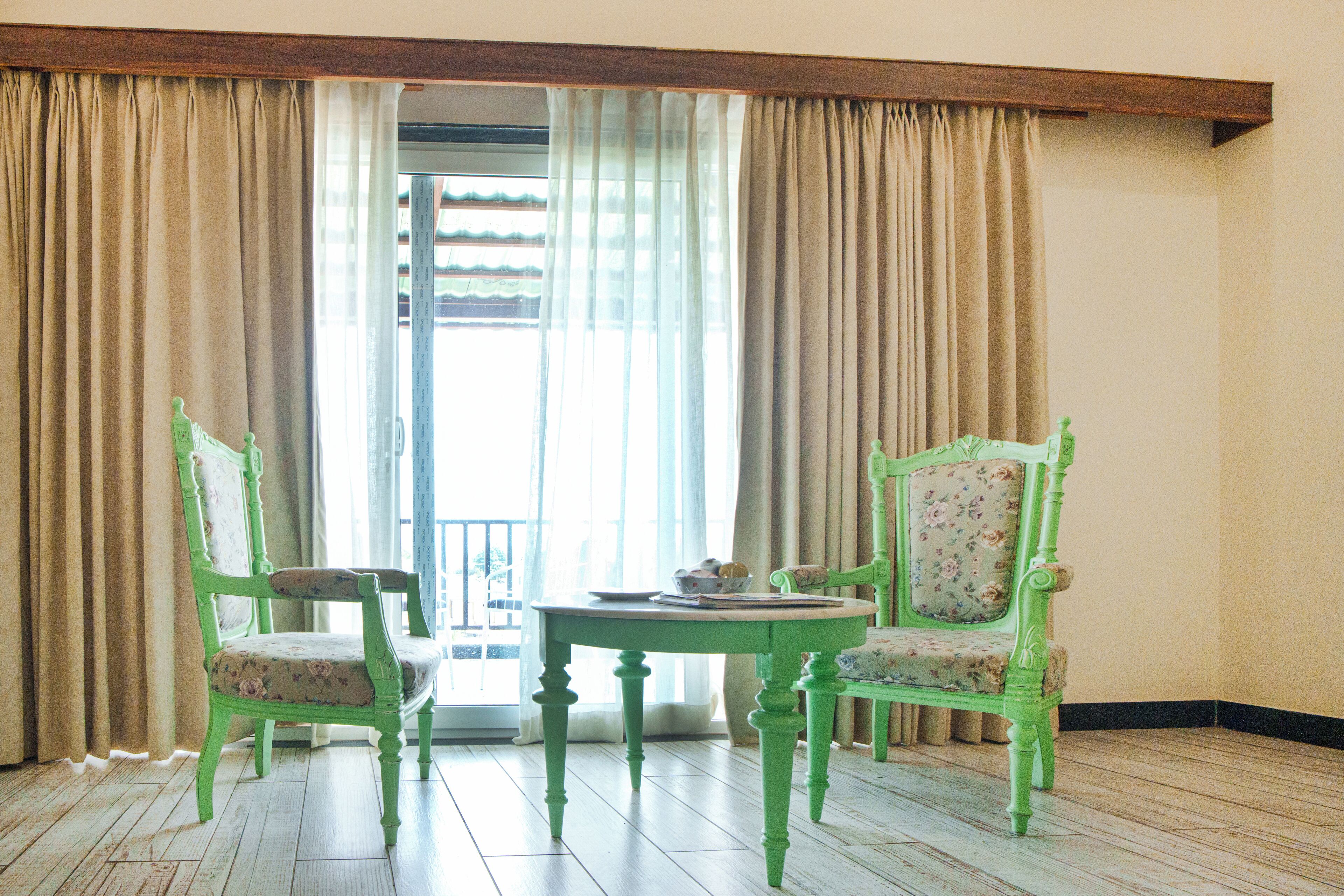 Luxury-Doppelzimmer | Wohnbereich | 42-Zoll-Flachbildfernseher mit Satellitenempfang