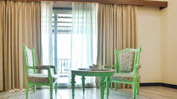 Luxury-Doppelzimmer | Wohnbereich | 42-Zoll-Flachbildfernseher mit Satellitenempfang