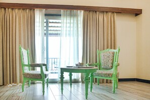 Luxury-Doppelzimmer | Wohnbereich | 42-Zoll-Flachbildfernseher mit Satellitenempfang