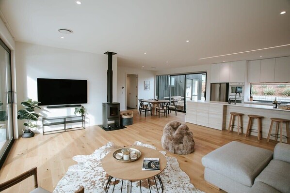 TV, fireplace, offices