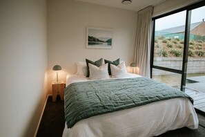 4 bedrooms, desk, iron/ironing board, WiFi