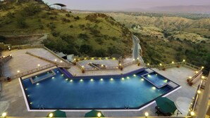 Une piscine avec vue sur un paysage vallonné.