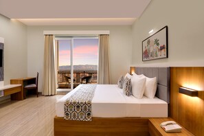 Escritorio, tabla de planchar con plancha, wifi gratis y ropa de cama