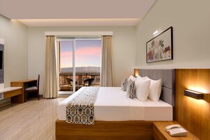 Escritorio, tabla de planchar con plancha, wifi gratis y ropa de cama 