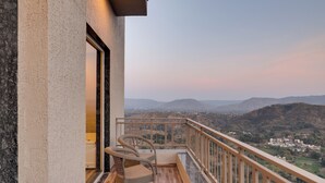 Un balcon donnant sur un paysage montagneux.