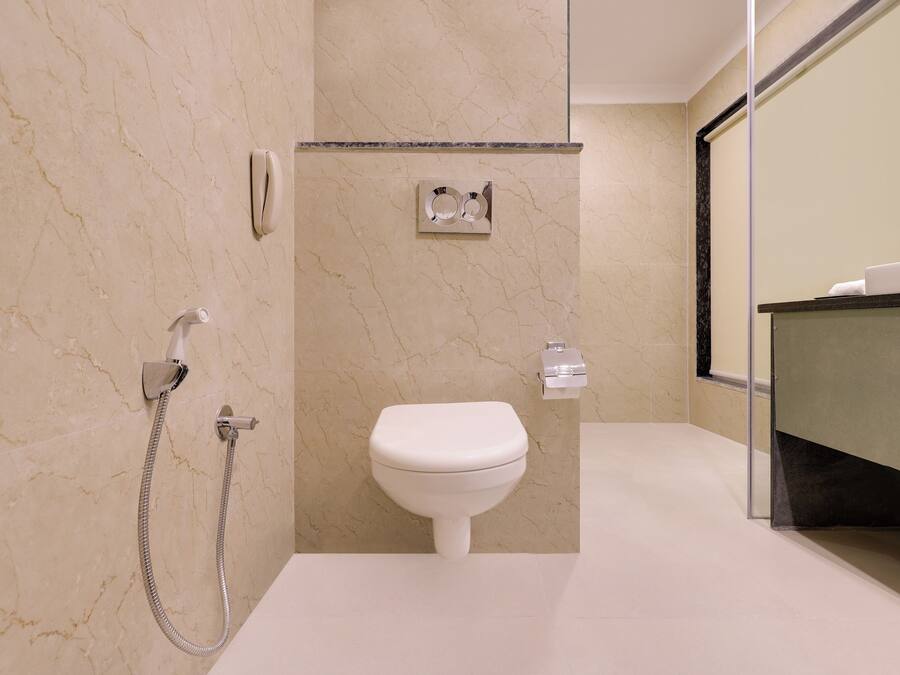 Un baño moderno con inodoro, ducha y lavamanos.