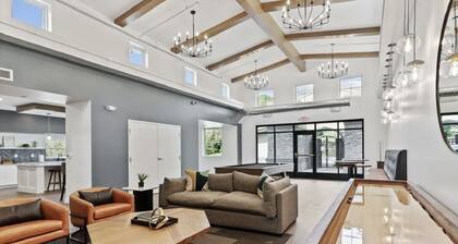 Balcony Haven: Clubhouse, VR, Parking, Champagne, & more- A Perfect Spring!