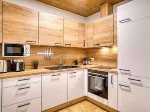 Kjøleskap, mikrobølgeovn, ovn og kokeplater