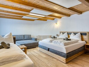 3 bedrooms, iron/ironing board, Internet