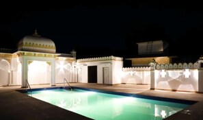 สระว่ายน้ำกลางแจ้ง