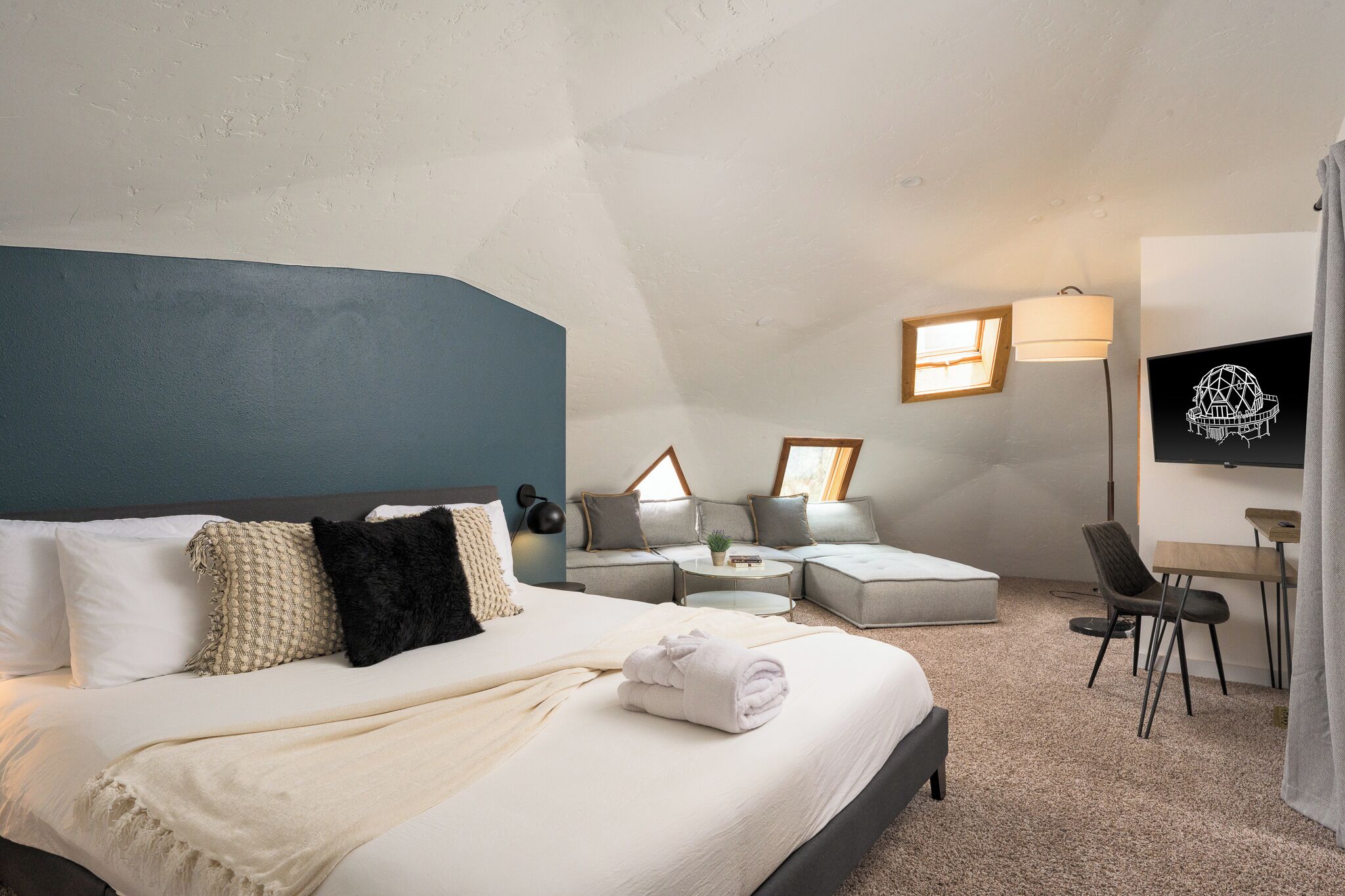 5 bedrooms, desk, WiFi, bed sheets