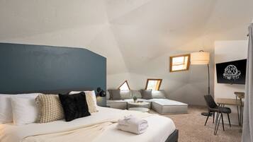 5 bedrooms, desk, WiFi, bed sheets