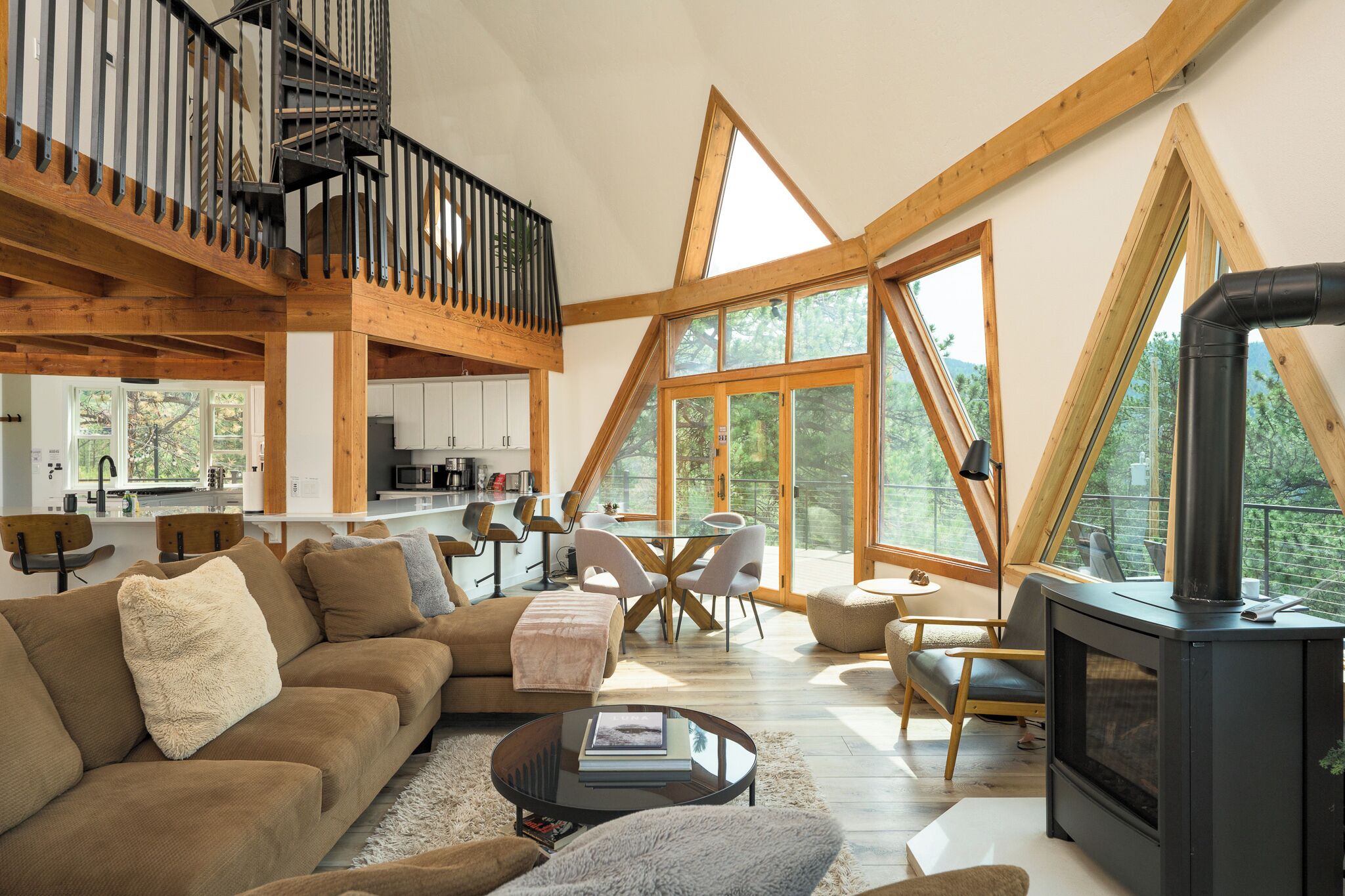 Älytelevisio, takka, pöytäjalkapallopöytä, stereot