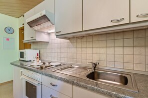 Een koelkast, een magnetron, een oven, een kookplaat