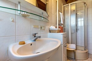 Een douche, een haardroger, handdoeken