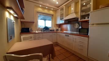 Refrigerador, microondas, parrilla de estufa y cafetera y tetera