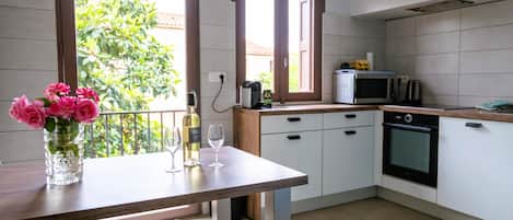 Fridge, microwave, stovetop, coffee/tea maker