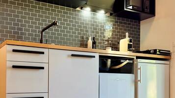 Kühlschrank, Mikrowelle, Herdplatte, Geschirrspüler