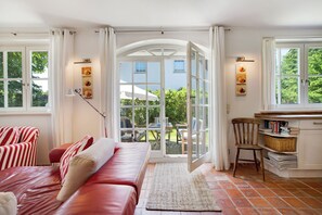 TV, DVD player, stereo - Holiday Home "5 Sterne Reetdachhaus Wildröschen" with Private Terraces, 
 Garden & Wi-Fi (Zirkow)