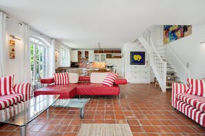 Televisión, reproductor de DVD y estéreo 