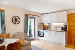 Frigorífic, forn, placa de cuina i cafetera i tetera
