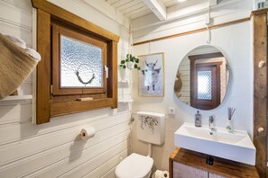 Shower, hair dryer, towels - Holiday Home 'Almhütte ' with Terrace, Garden and Wi-Fi (Ulrichstein)