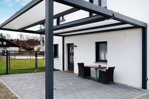 Outdoor dining - Apartment 'Auf Dem Land' with Private Terrace and Wi-Fi (Apfeldorf)